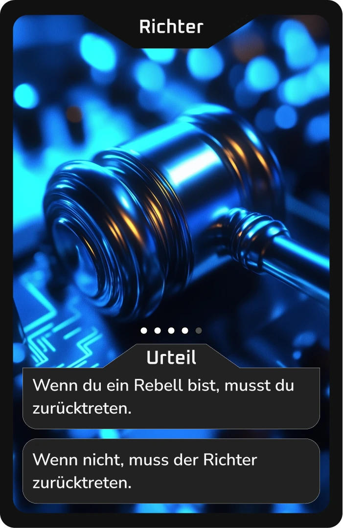 Nahaufnahme eines metallischen Richterhammers vor blauem Hintergrund.